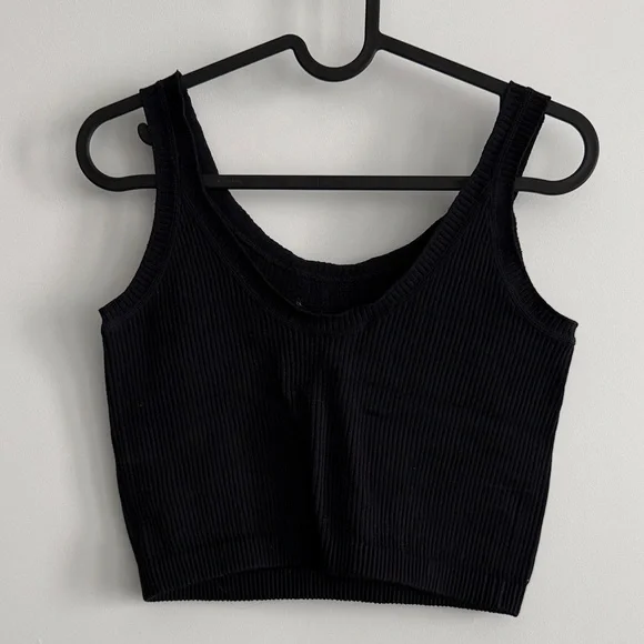 Chic Black Ribbed Crop Top - Picture 3 of 4